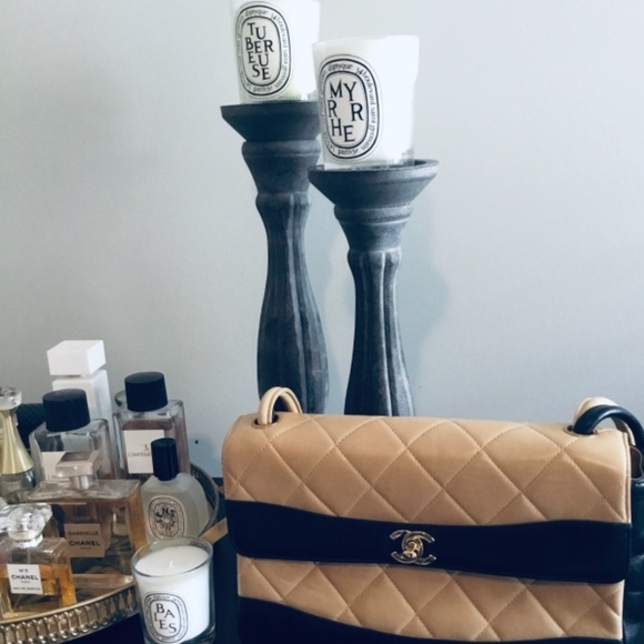 CLASSIC CHANEL LAMBSKIN LEATHER MONOCHROME BAG - Picture 4 of 8